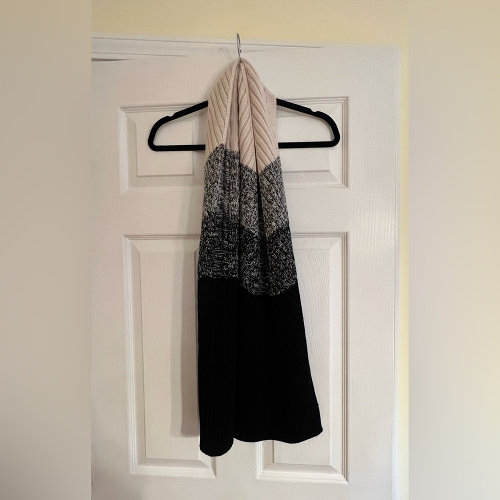 NWOT Lululemon Black, Grey and White Knit Scarf